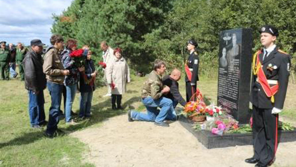 В Навлинском районе открыли памятник погибшим летчикам