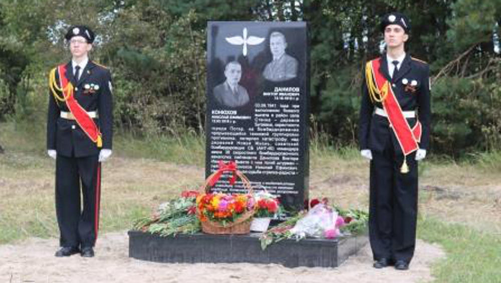 В Навлинском районе открыли памятник погибшим 3 сентября 1941 года летчикам