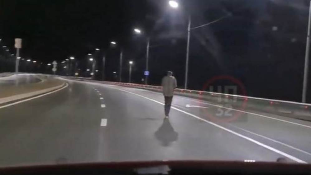 В Брянске пешеход едва не угодил под машину на новой дороге-дамбе