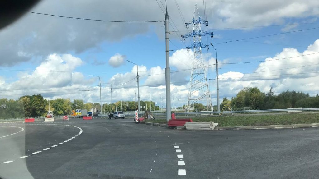 В Брянске на новой кольцевой развязке возле Metro нанесли разметку