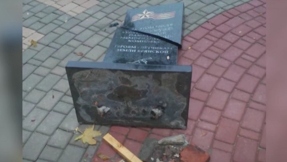 Повредивший памятник в сквере Камозина брянский водитель сделает пожертвование