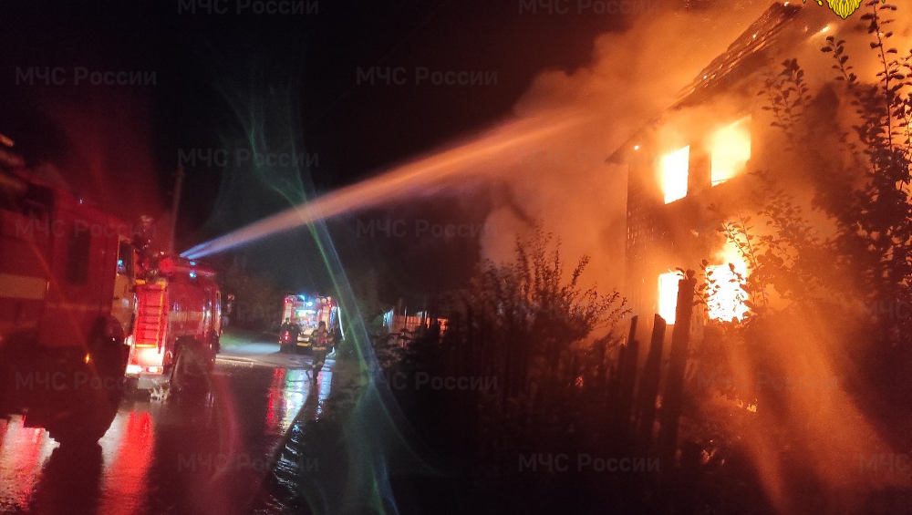 В Брянске в полночь сгорел двухэтажный частный дом