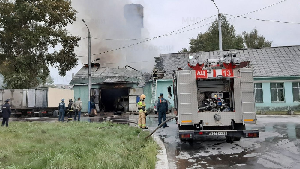 В Брянске на улице Сталелитейной сгорел автосервис