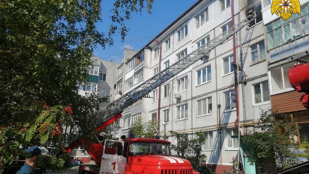 В Брянске пожарные спасли человека из загоревшейся квартиры в пятиэтажке