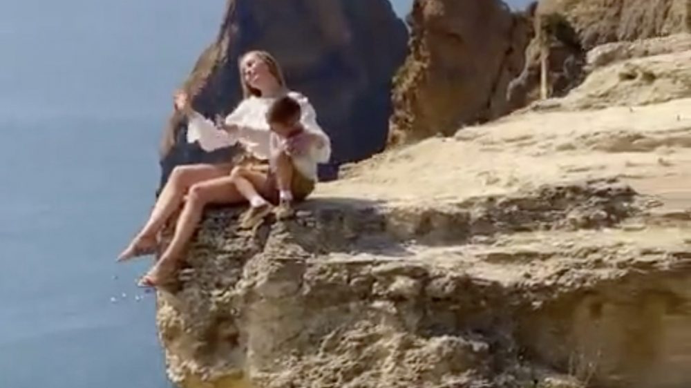 Страшные кадры с участием матери и сына в Крыму испугали пользователей сети