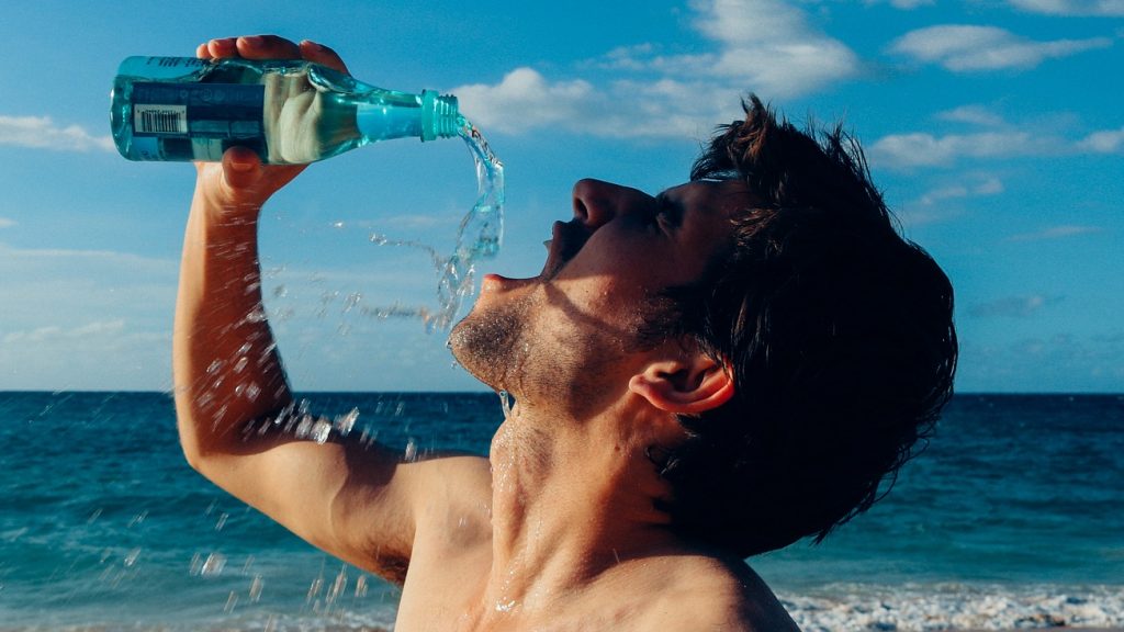 Ученые рассказали, сколько человеку необходимо пить воды в день