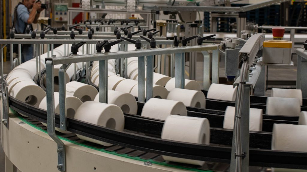 Американцы стали запасаться туалетной бумагой