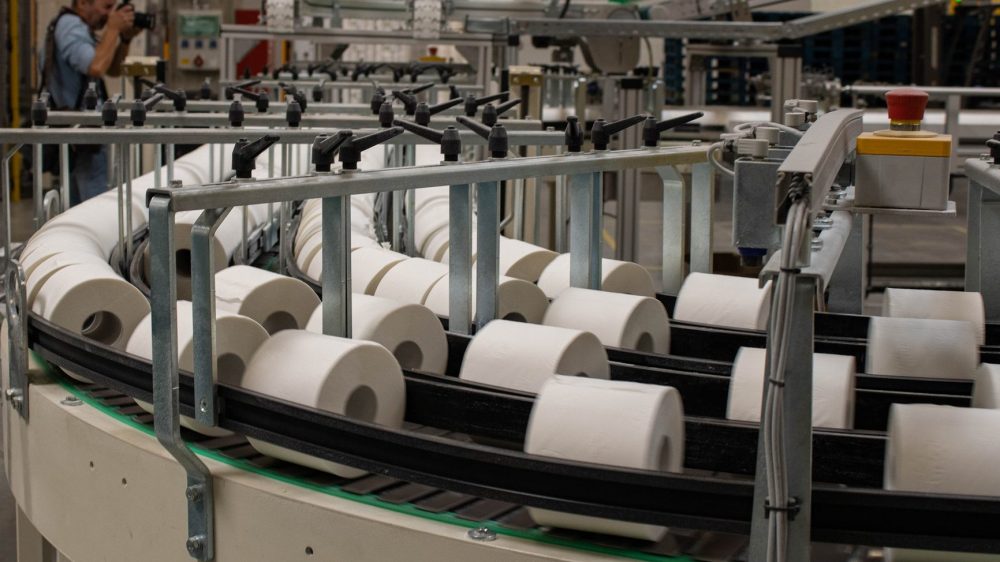 Американцы стали запасаться туалетной бумагой