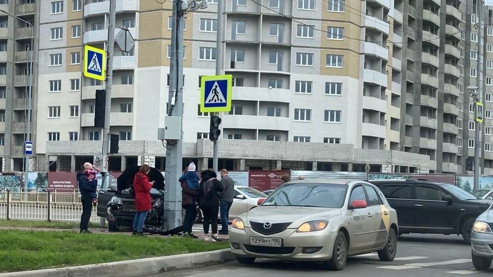 В Брянске на улице Горбатова автомобиль врезался в столб