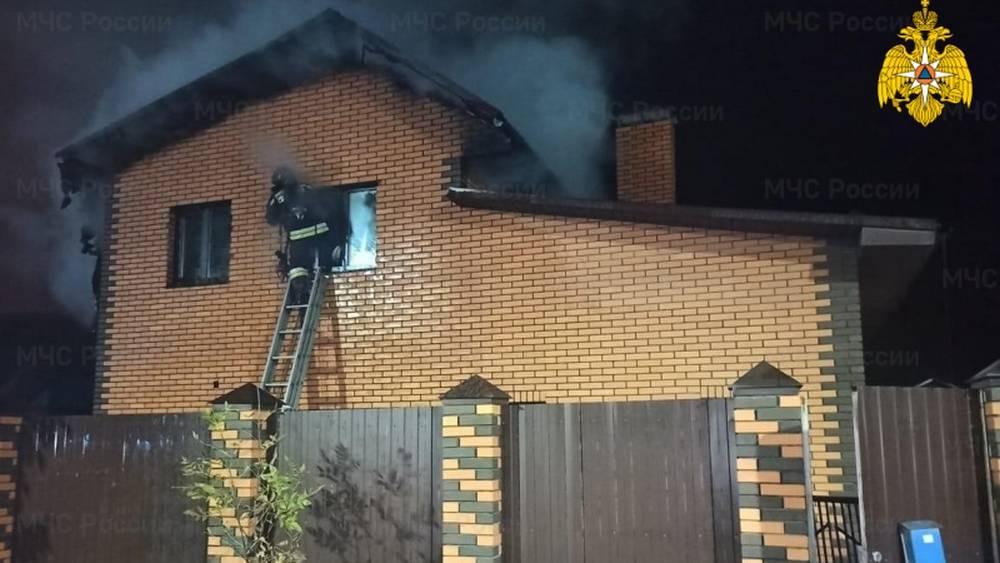 В Брянске произошел пожар в двухэтажном особняке на улице Чичерина