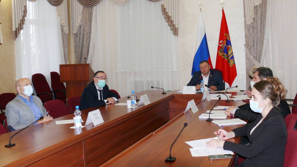 Брянские депутаты обсудили развитие дорожного строительства и сферы ЖКХ