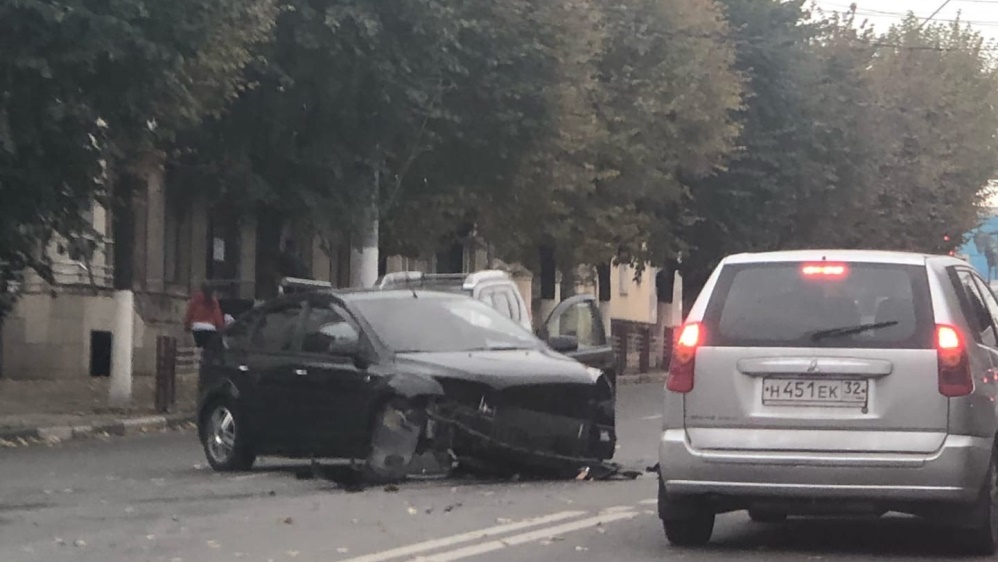 В Брянске автомобиль разбился в ДТП на проспекте Ленина возле ТЦ «Родина»