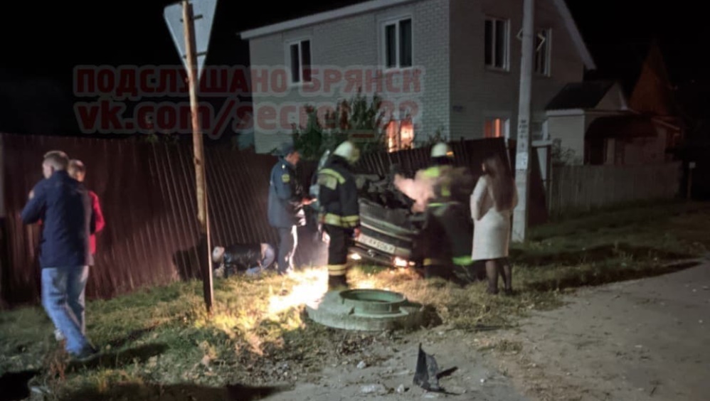 В Сельцо Брянской области возле кафе разбился легковой автомобиль