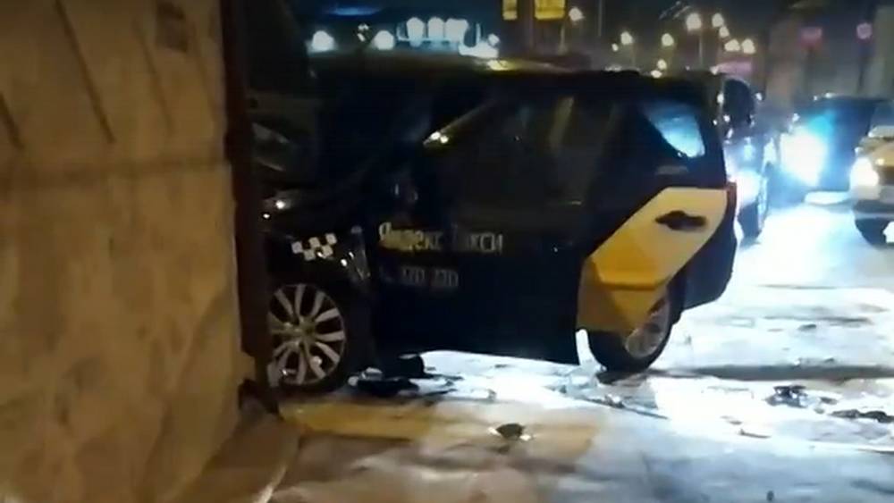 В Брянске автомобиль «Яндекс. Такси» протаранил бетонный забор