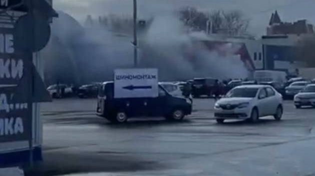 В Брянске у гипермаркета «Линия» загорелся автомобиль