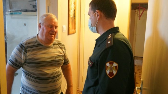 В Брянске росгвардейцы поздравили с днём вневедомственной охраны ветерана службы