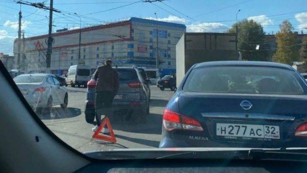 В Брянске на кольцевой развязке у «Полтинника» разбились два автомобиля