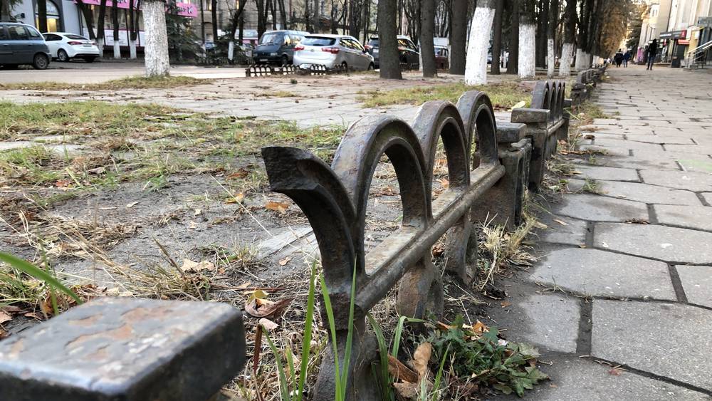 В Брянске приобрели плачевный вид чугунные заборчики на улице Куйбышева