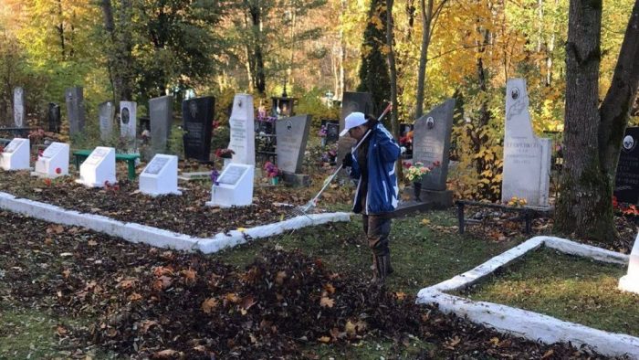 В Клинцах прошел субботник на братском кладбище