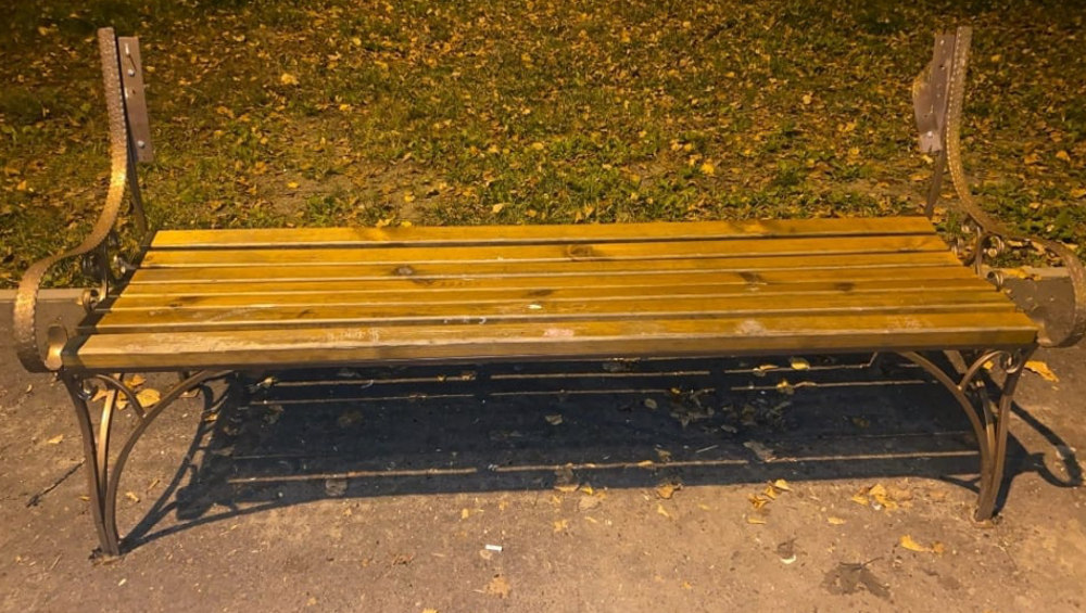 В Белых Берегах подростки разломали скамейки в детском городке