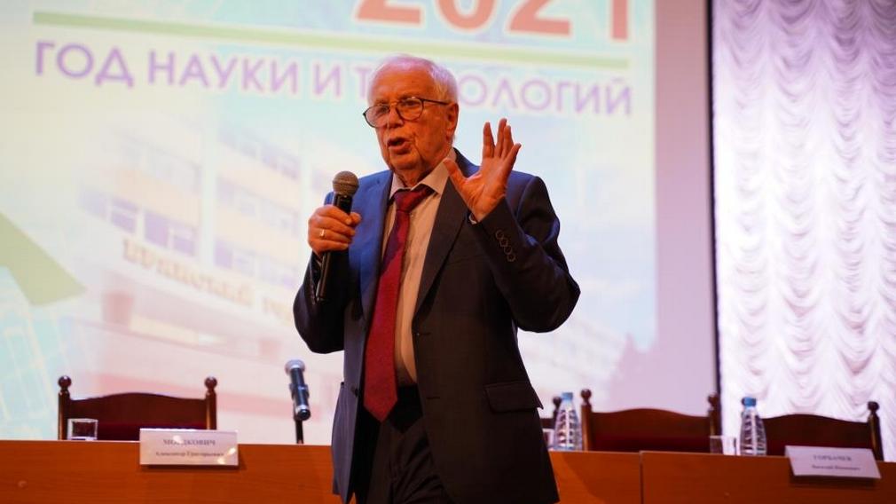 В Брянск приехал автор школьных учебников по математике Александр Мордкович