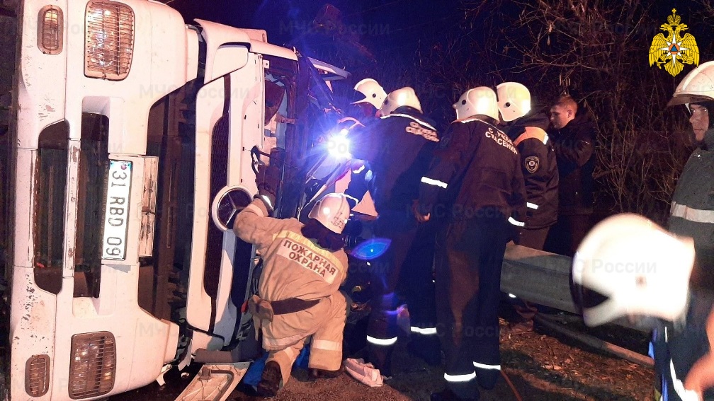 В Карачеве Брянской области перевернулся грузовик – пострадал водитель