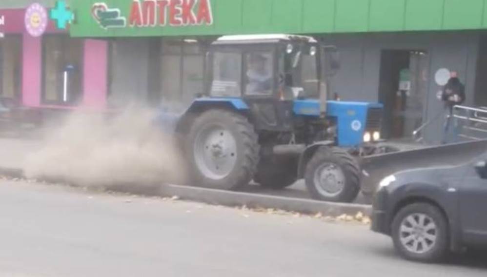В Брянске лихой тракторист поднял во время уборки пыльную бурю