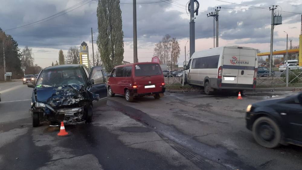 В Брянске в ДТП с маршруткой и автомобилем Nissan ранены 5 человек