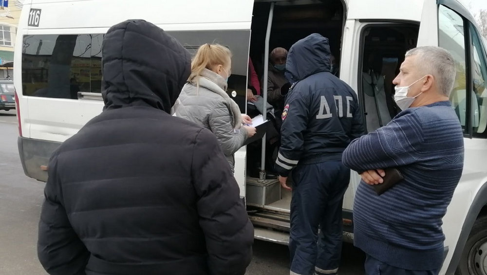 В Брянске проверили соблюдение масочного режима в маршрутках и в магазинах