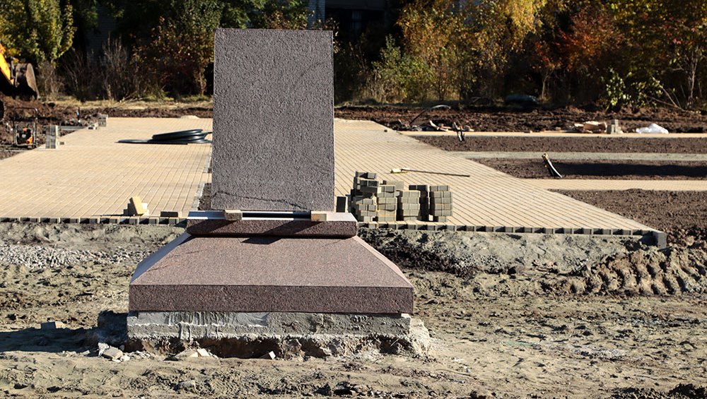 В сквере Брянска установили постамент для памятника экс-прокурору Рекункову