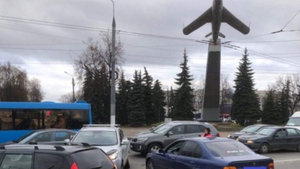 В Брянске упрямая автомобилистка устроила ДТП на кольце возле Самолёта