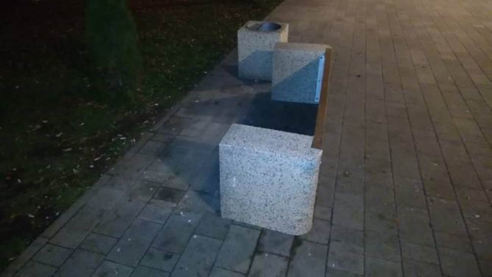 В Пролетарском сквере Брянска вандалы повалили две скамейки