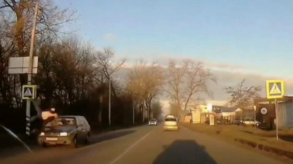 В сети появилось видео наезда автомобиля на пешехода в Брянске