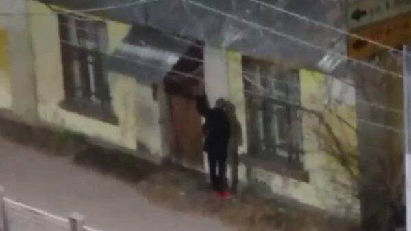 В Брянске сфотографировала искателя «клада» на улице Дуки