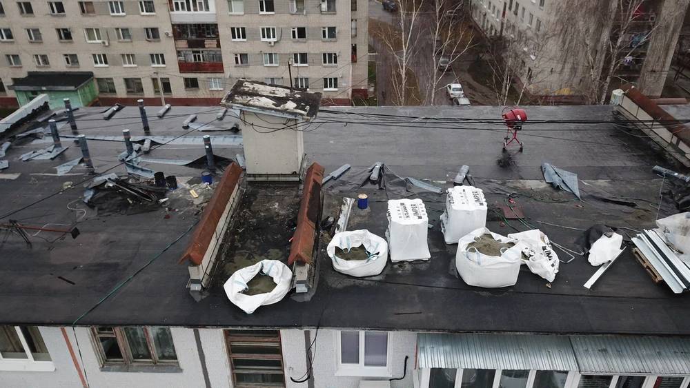 В Брянске перед зимой жильцов многоэтажного дома оставили без крыши