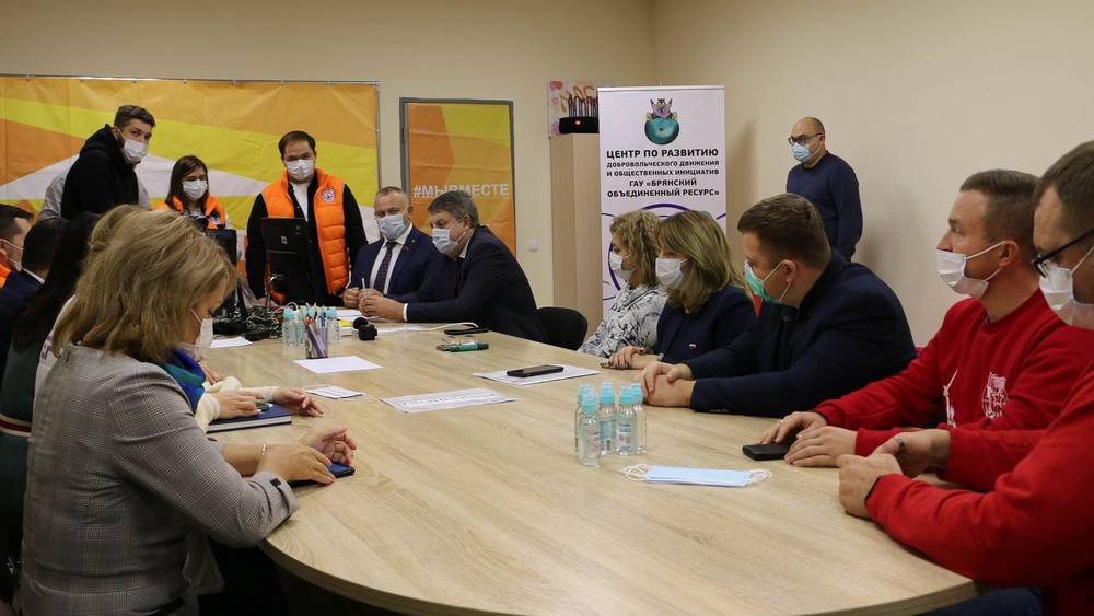 Брянский губернатор Богомаз побывал в волонтерском штабе «Мы вместе»