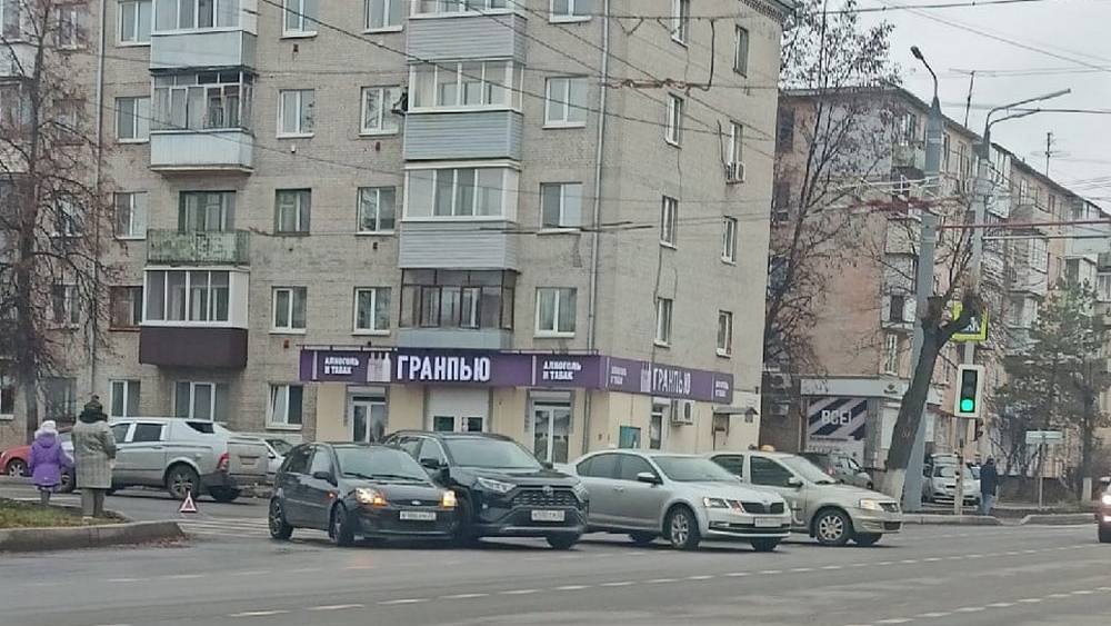 В Брянске на перекрестке Ульянова и XXII съезда КПСС столкнулись два автомобиля