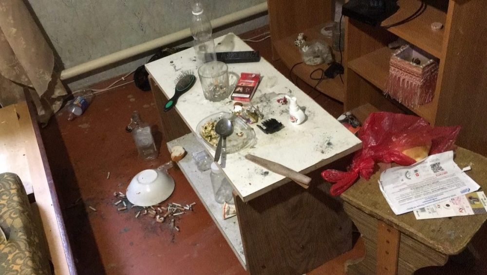 В Брянске неадекватные квартиранты загадили и разгромили чужой дом
