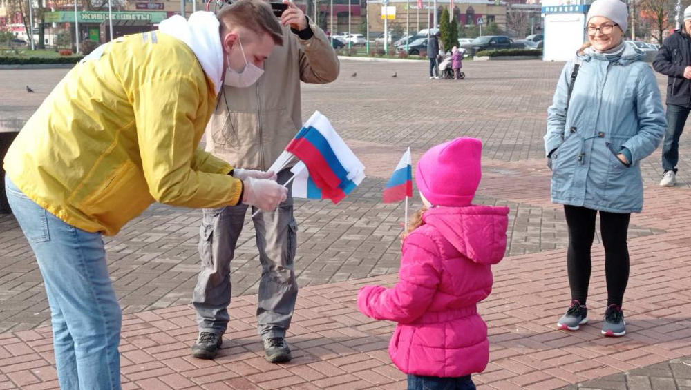 В Брянске волонтеры раздали прохожим праздничные брелки и флажки