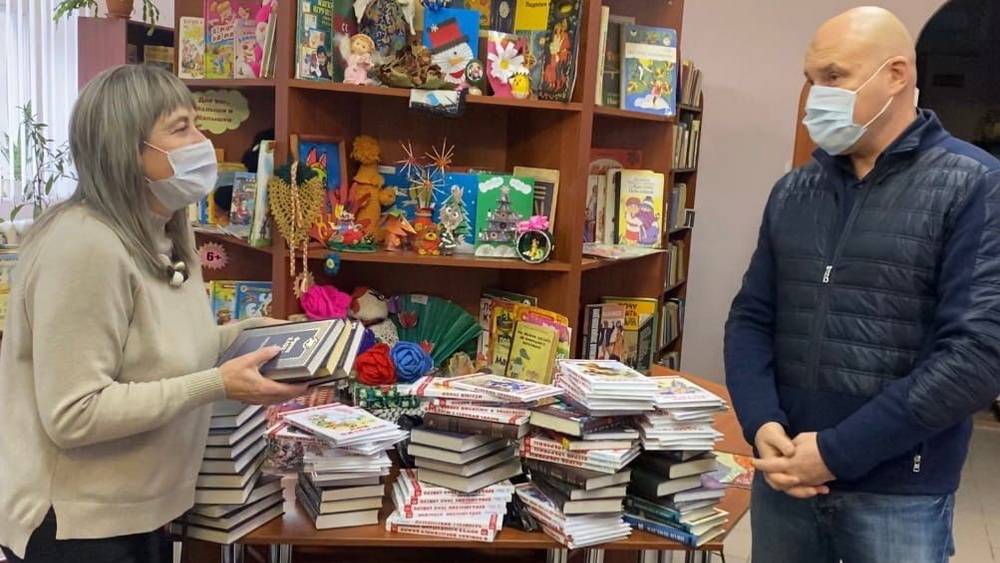 Депутаты Брянской думы и активисты ОНФ передали книги волонтерам и библиотеке