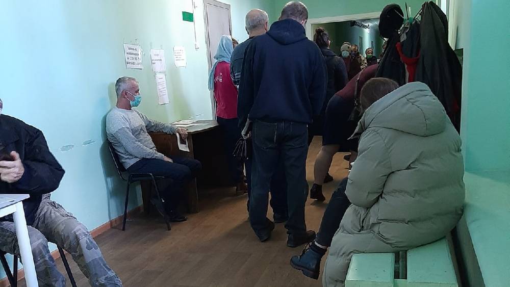 В Брянской области жители встали в очереди для прививок от коронавируса