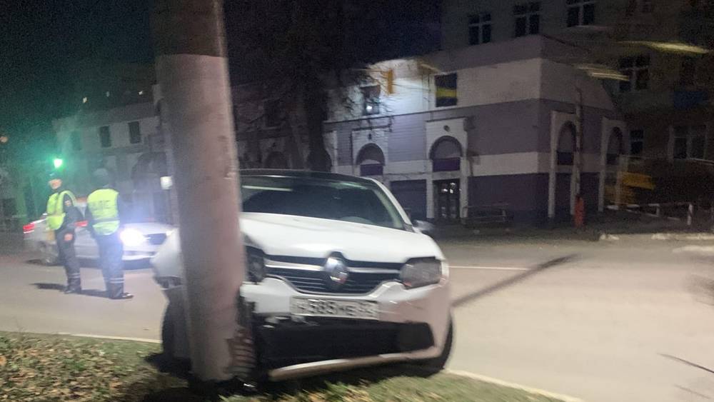 В Брянске водитель автомобиля Renault протаранил столб на Советской