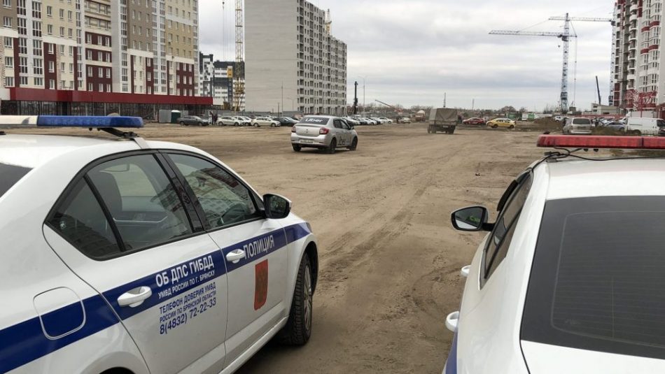 В Брянске под присмотром полиции началась акция протеста таксистов