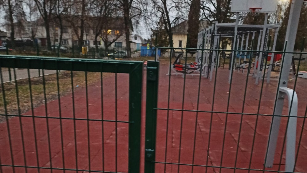 В Севске закрыли на замок отремонтированную спортивную площадку