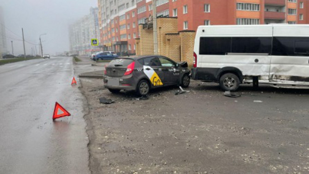 В Брянске столкнулись такси и маршрутка на улице Горбатова