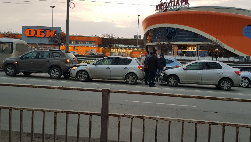 В Брянске возле ТРЦ «Аэропарк» три легковушки попали в ДТП «паровозиком»