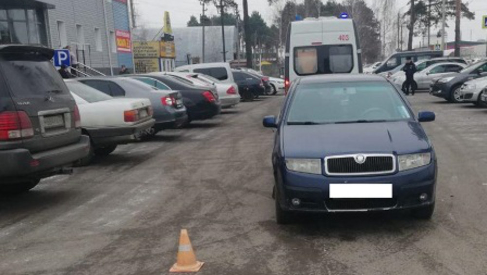 В Брянске на парковке МРЭО УГИБДД автомобилист покалечил пенсионерку