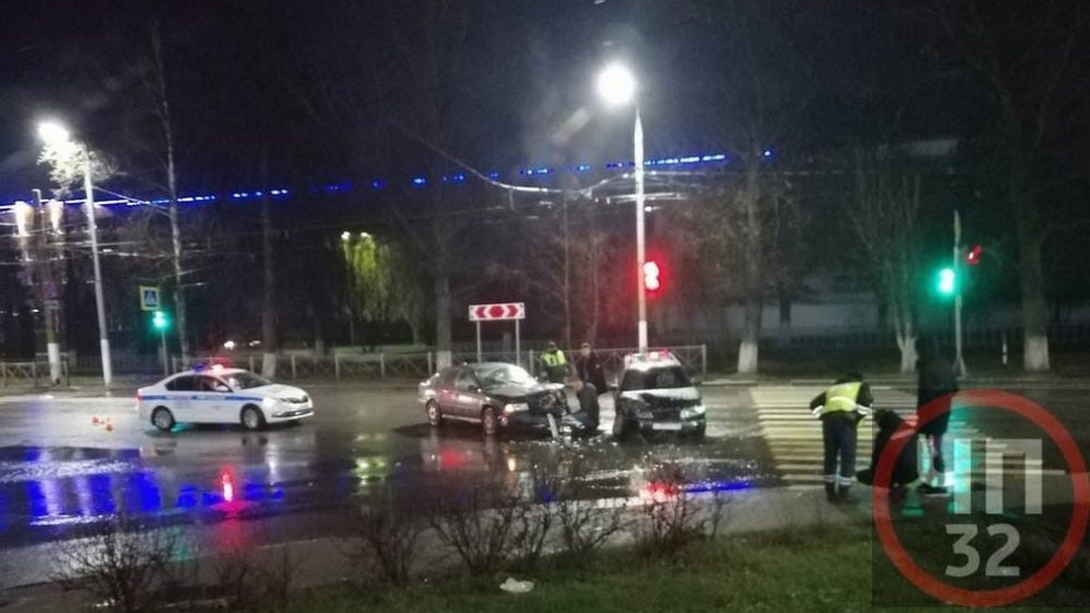 В Брянске на перекрестке у БГУ разбились два легковых автомобиля