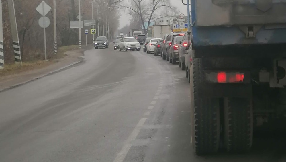 В Брянске на улице Речной из-за ДТП с фургоном образовалась огромная пробка