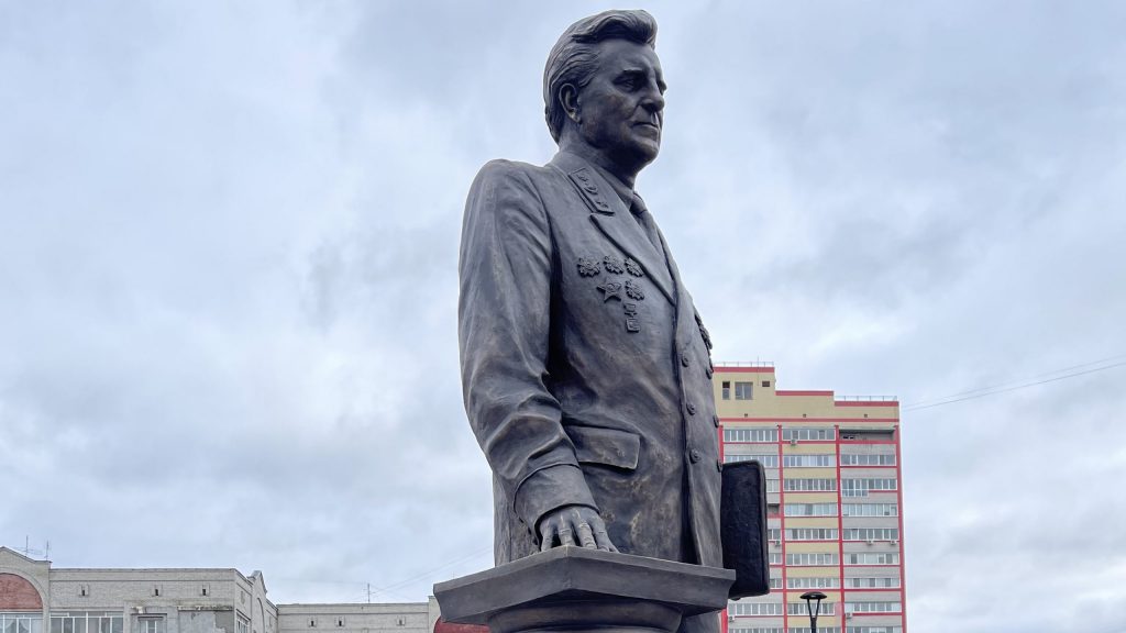 В Брянске открыли сквер и памятник Генпрокурору СССР Александру Рекункову 